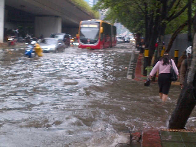 Banjir di depan Balai Kartini  sebagian jalan tidak bisa dilintasi kendaraan